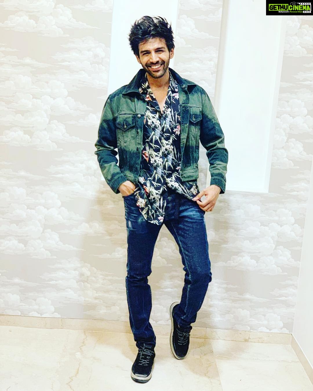 Kartik Aaryan Instagram - Plata o Plomo !! #Guddu ka Success celebrate karne vaala look 🥳 #LukaChuppi success party !! Styled by @the.vainglorious
