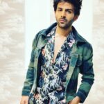 Kartik Aaryan Instagram - Plata o Plomo !! #Guddu ka Success celebrate karne vaala look 🥳 #LukaChuppi success party !! Styled by @the.vainglorious