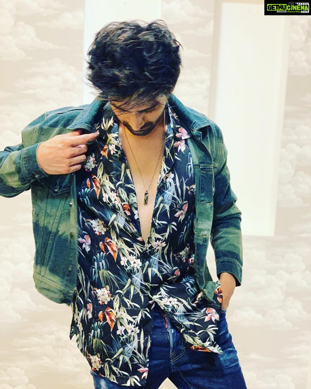 Kartik Aaryan Instagram - Plata o Plomo !! #Guddu ka Success celebrate karne vaala look 🥳 #LukaChuppi success party !! Styled by @the.vainglorious