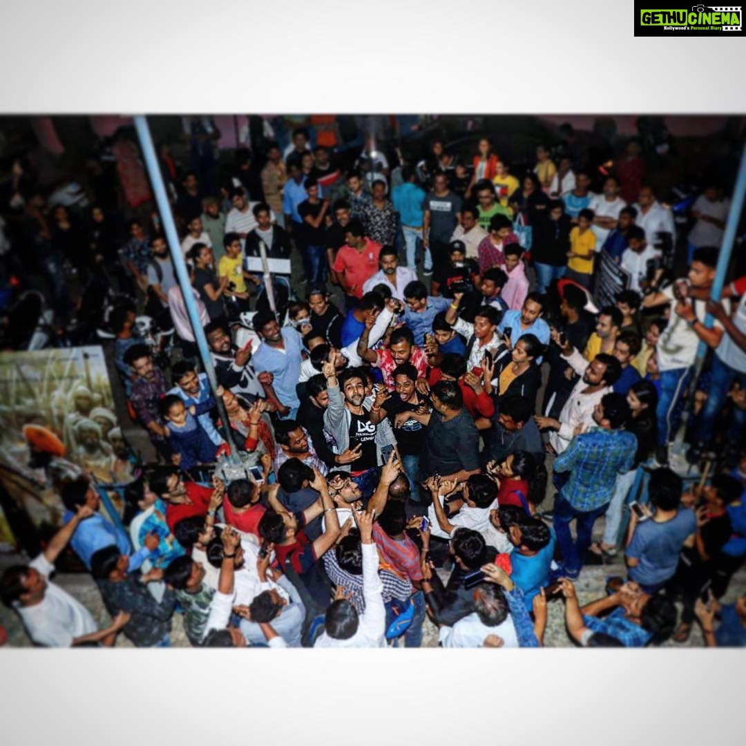 Kartik Aaryan Instagram - Overwhelmed with your response and Love..Thank you so much 🙏🏻 #LukaChuppi #Guddu #MassyAtHeart ❤️