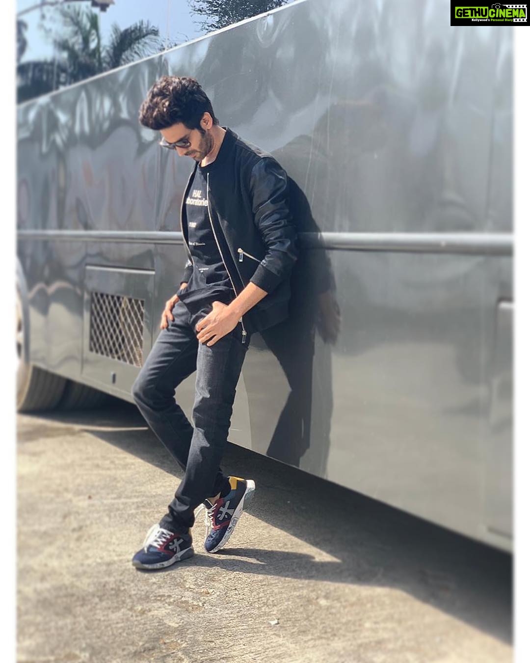 Kartik Aaryan Instagram - #Guddu 🖤 #LukaChuppi Tomorrow !! @the.vainglorious