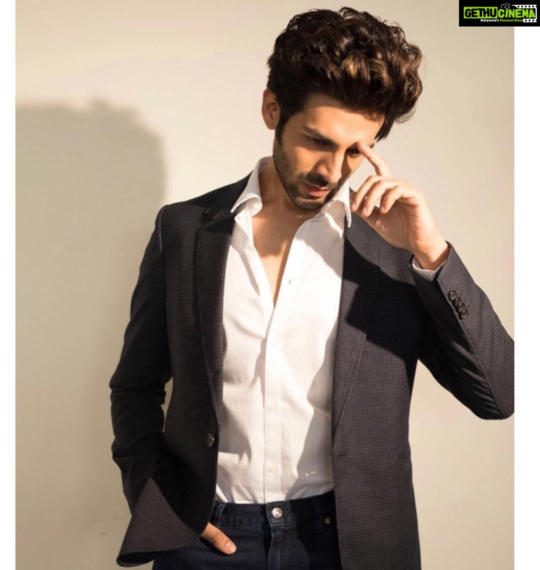 Kartik Aaryan Instagram - #Guddu in #Delhi ⭐️ #LukaChuppi This Friday !!! 😍🤫