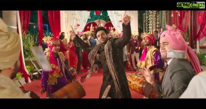 Kartik Aaryan Instagram - Guddu toh next week aapke beech ayega Par aaj Sonu ka Bday hai !!! Cant believe its been a year #SonuKeTituKiSweety is still fresh in our minds The character and the film that changed my life ❤️❤️ Thank you to the entire team and audience😘😘 Tera yaar hoon main !!! (All time fav ) ❤️❤️
