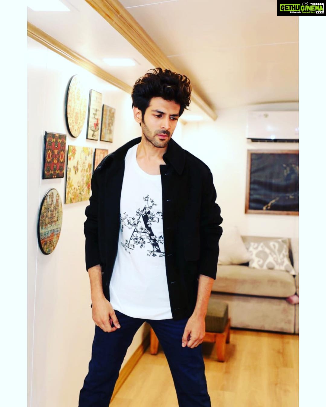 Kartik Aaryan Instagram - #LukaChuppi #Promotions ❤️ Styled - @the.vainglorious #Guddu