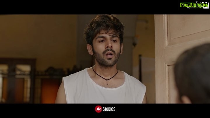 Kartik Aaryan Instagram - Kya chhup paayega Guddu aur Rashmi ka raaz Pyaari Padosan se? 😬🤫 @kritisanon #DineshVijan @laxman.utekar #PankajTripathi @aparshakti_khurana #VinayPathak @maddockfilms @officialjiocinema #JioStudios @tseries.official