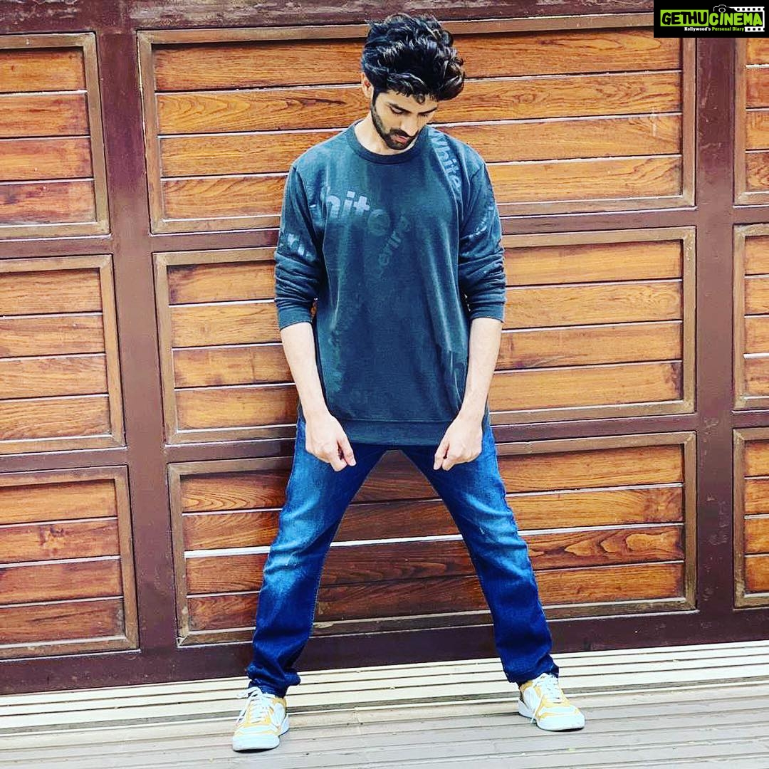 Kartik Aaryan Instagram - #LukaChuppi 🤫😘 #Promotions Styled @the.vainglorious Hmu - @waheedahmedshaikh @bashirsayyed.hair #PoseLikeKartikAaryan 😉