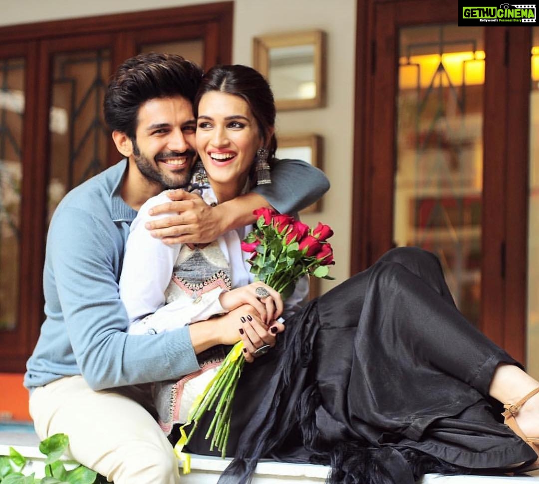 Kartik Aaryan Instagram - Happy Valentines Day ❤️❤️ Aaj #Photo kheench rahe ho apni Valentine ke saath ya nahi 🤫 @kritisanon @dnaafterhrs @ashudsawant #LukaChuppi 😘