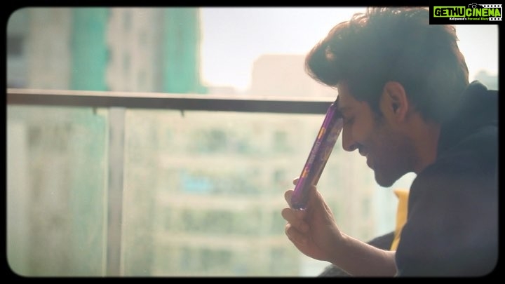 Kartik Aaryan Instagram - Happy Valentine's Day ❤️❤️Spend it with your special one and Pop your Heart out to them ❤️😘 #PopYourHeartOut #Sayitwithsilk @cadburydairymilksilk