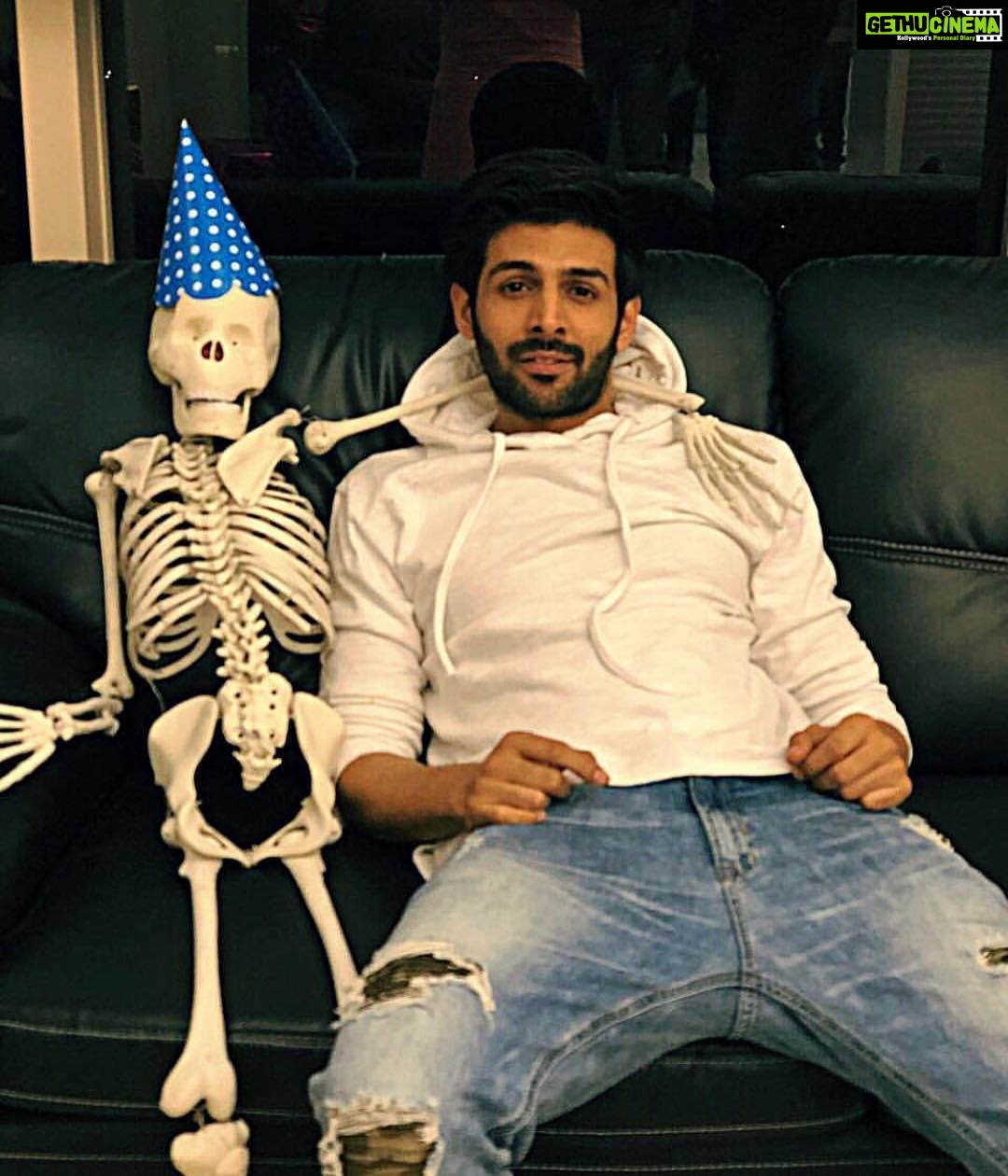 Kartik Aaryan Instagram - Happy Valentines Day from me and my Date ❤️ #Sonu #Gogo #Rajjo play karne ke baad who else would go on a date with me....