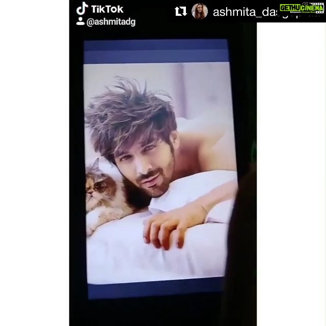 Kartik Aaryan Instagram - This is so sweet.. Guddu loves you too❤️❤️ Keep loving #Photo 😘😘 #Repost @ashmita_dasguptaa Main dekhun teri photo sau sau baar kude ❤❤❤❤ P.S- I Love You Kartik 🌹 @kartikaaryan #photosongchallenge #photosong #lukachuppi #kartikaaryan #kritisanon #tiktok