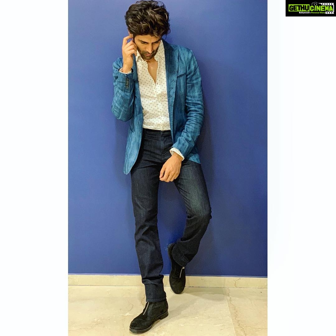Kartik Aaryan Instagram - #FilmfareGlamourAndStyleAwards @filmfare 💙 Styled - @the.vainglorious
