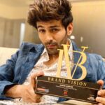 Kartik Aaryan Instagram - Thank u #TimesNetwork for The Extraordinaire - Entertainer of the Year Award !! ❤️ #SonuKeTituKiSweety #brandvision #NexBrands