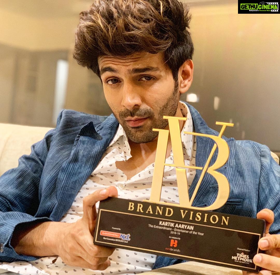 Kartik Aaryan Instagram - Thank u #TimesNetwork for The Extraordinaire - Entertainer of the Year Award !! ❤️ #SonuKeTituKiSweety #brandvision #NexBrands
