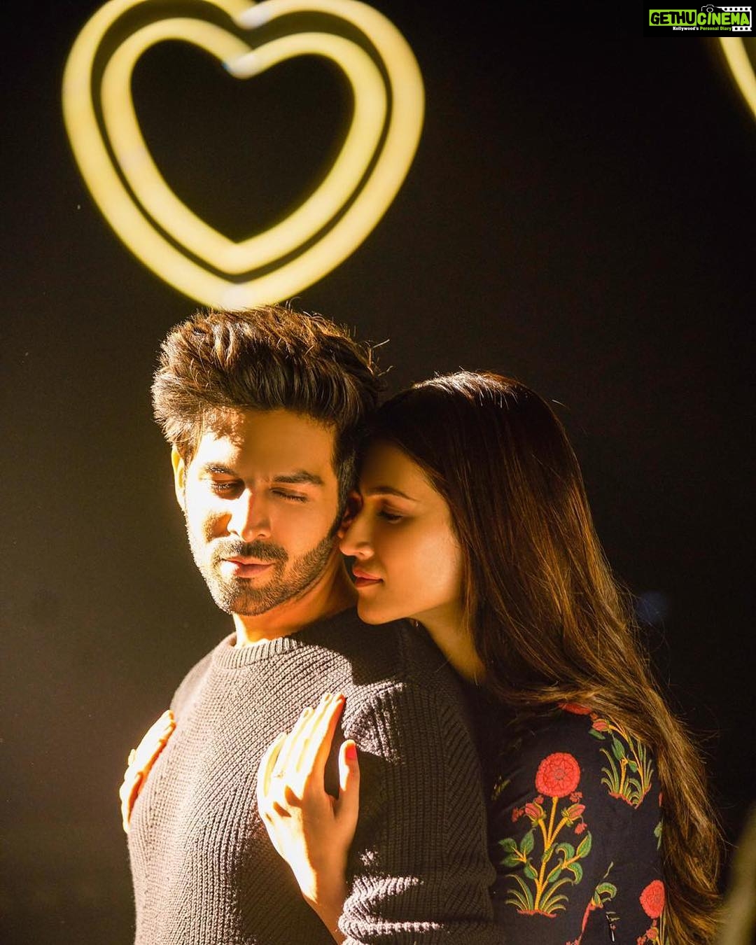 Kartik Aaryan Instagram - My Fav Track #Photo OUT NOW ❤️❤️ Link in Bio !! @kritisanon #DineshVijan @laxman.utekar @officialjiocinema @tseries.official #BhushanKumar @tanishk_bagchi @karansehmbi @nirmaan01