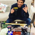 Kartik Aaryan Instagram - Hope u guys enjoyed koffee ❤️😁 Meanwhile am enjoying d Hamper🏆😂 Thank you @karanjohar for having @kritisanon n me on the show ❤️❤️ #KoffeeWithKaran