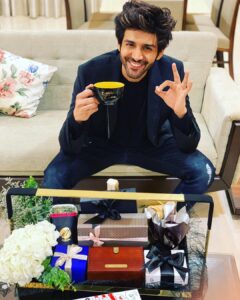 Kartik Aaryan Instagram - Hope u guys enjoyed koffee ❤️😁 Meanwhile am enjoying d Hamper🏆😂 Thank you @karanjohar for having @kritisanon n me on the show ❤️❤️ #KoffeeWithKaran
