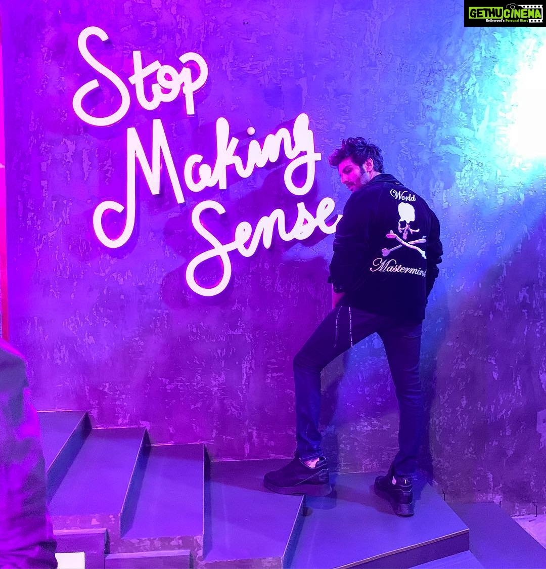 Kartik Aaryan Instagram - In 5 mins, Will Stop Making Sense !! #KoffeeWithKaran @starworldindia ❤️❤️ Guess who will win the hamper 🤫🤔