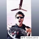 Kartik Aaryan Instagram - Haha Shola Shola Tuuuuu 🔥 killing it #CocaCola 😍 #CocaColaKaBukhar #Repost @hodophile_abhinav #poselikekartikaaryan #cocacolatu #kartikaaryan #cutepie #sonuketitukisweety #kartikfan #punchnamababy #poselikekartikaaryan #lukachuppi @kartikaaryan @kritisanon @laxman.utekar @aparshakti_khurana @maddockfilms @officialjiocinema Kartik Aaryan fan for life ❤️❤️
