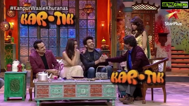 Kartik Aaryan Instagram - Kar-theek karwane ja raha hu 😂😂😂 Had a blast playing #LukaChuppi with #kanpurwalekhuranas This Sunday 9.30 pm !!@starplus @whosunilgrover 👏🏻👏🏻@farahkhankunder 😘 @kritisanon #PankajTripathi ❤️❤️😂 Missed you @aparshakti_khurana #Repost @starplus @hotstar