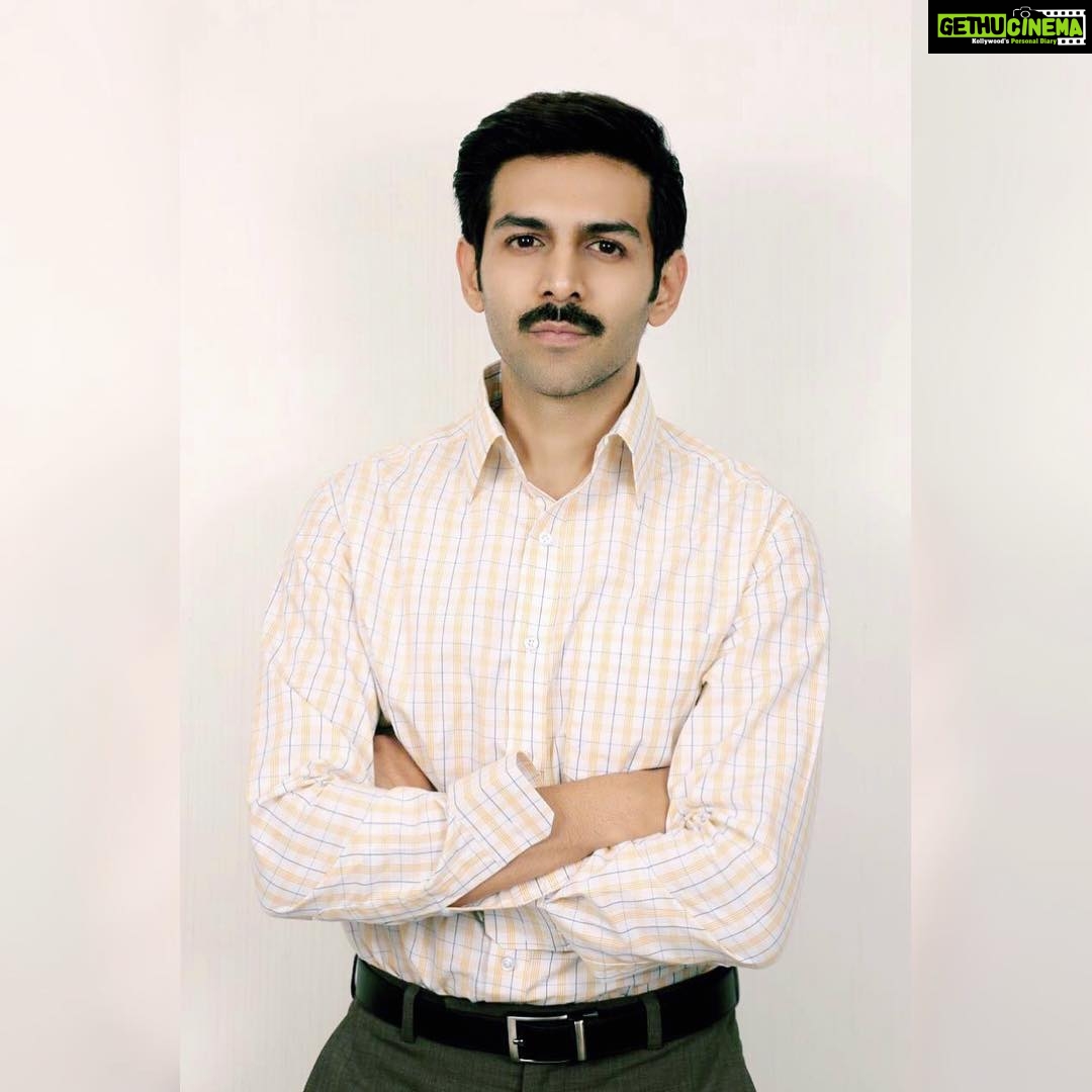 Kartik Aaryan Instagram - Miliye Lucknow ke Chintu Tyagi Ji se #Samarpit #AashiqMizaaj #Pati #PatiPatniAurWoh 👀 @bhumipednekar @ananyapanday @mudassar_as_is @junochopra @abhayrchopra_ @tseries.official