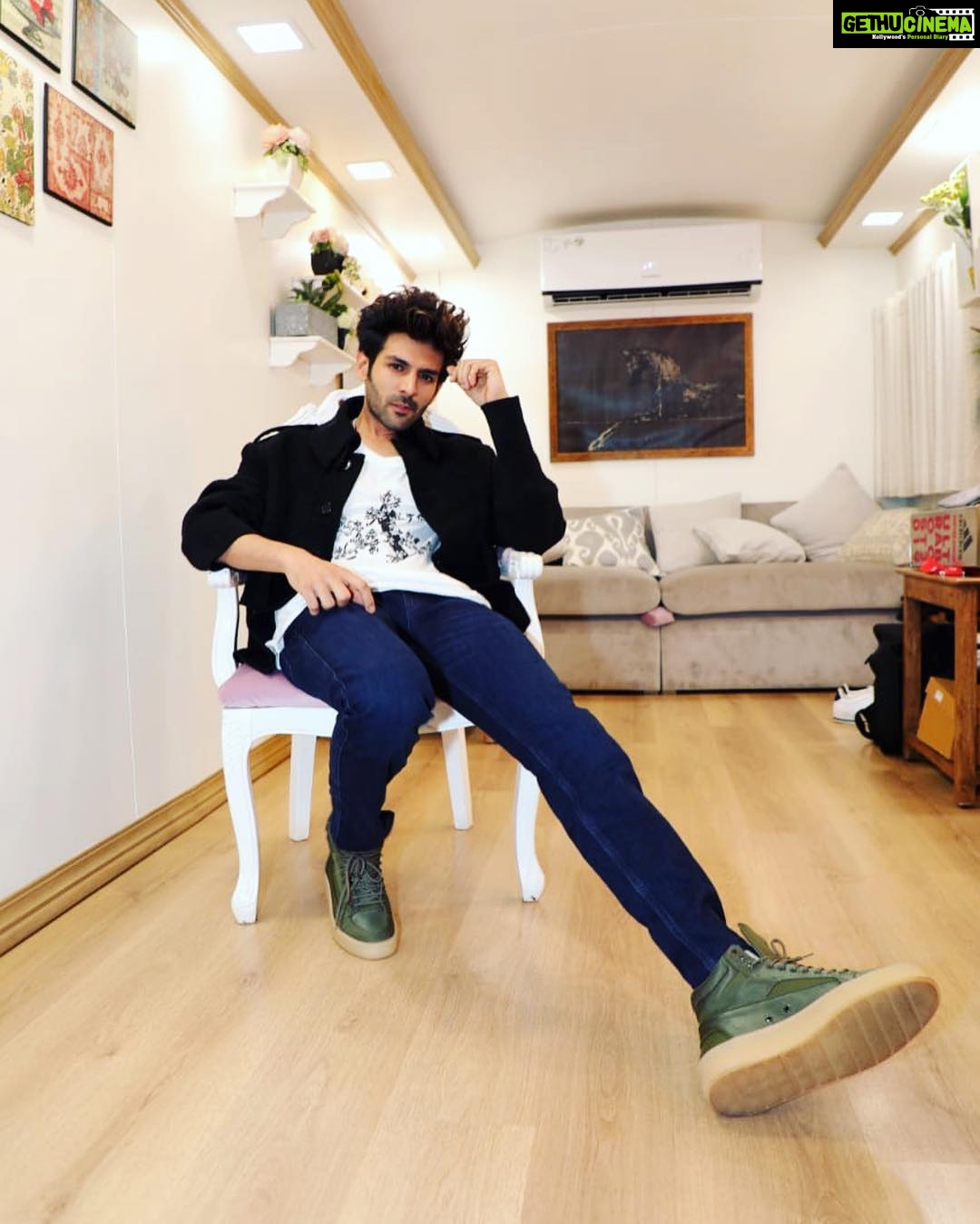 Kartik Aaryan Instagram - #LukaChuppi #Promotions ❤️ Styled - @the.vainglorious #Guddu
