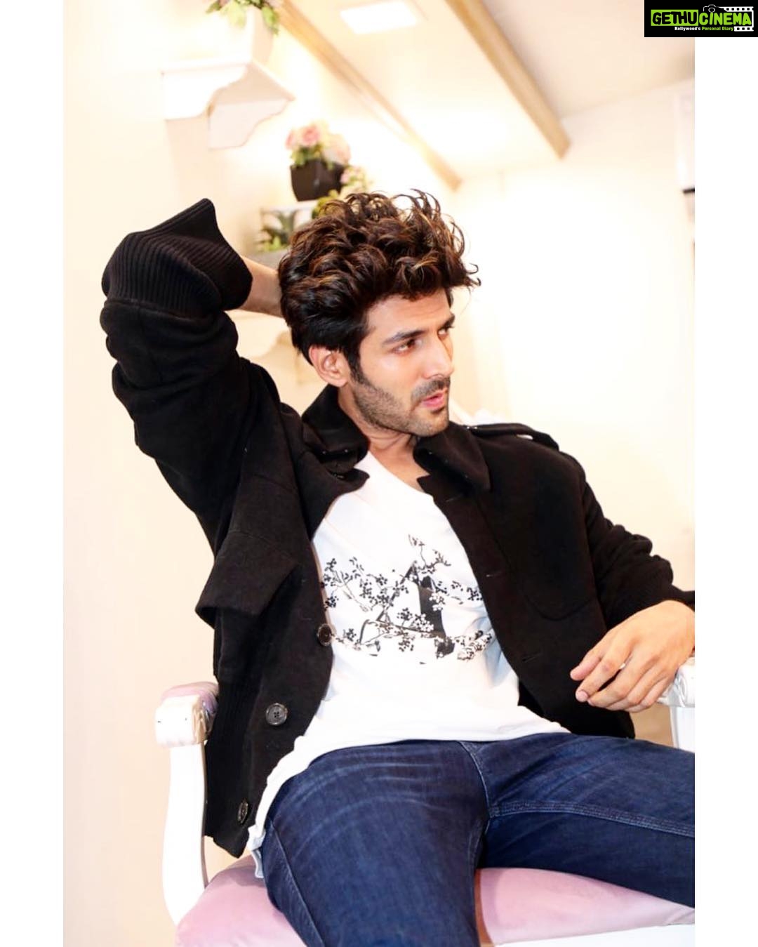 Kartik Aaryan Instagram - #LukaChuppi #Promotions ❤️ Styled - @the.vainglorious #Guddu