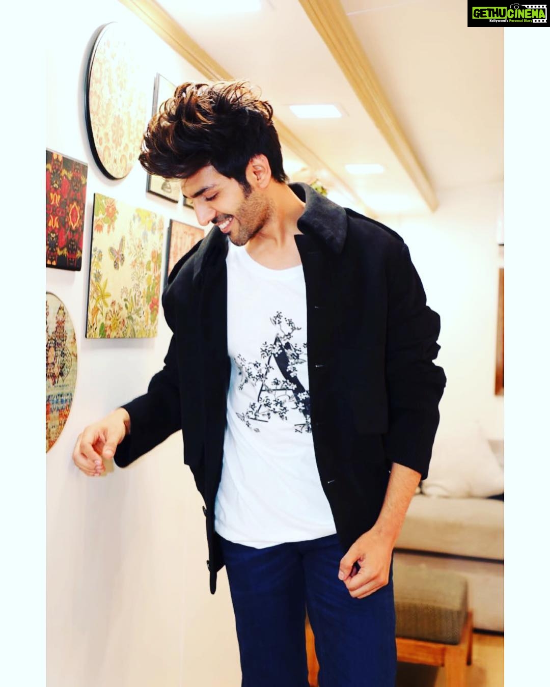 Kartik Aaryan Instagram - #LukaChuppi #Promotions ❤️ Styled - @the.vainglorious #Guddu