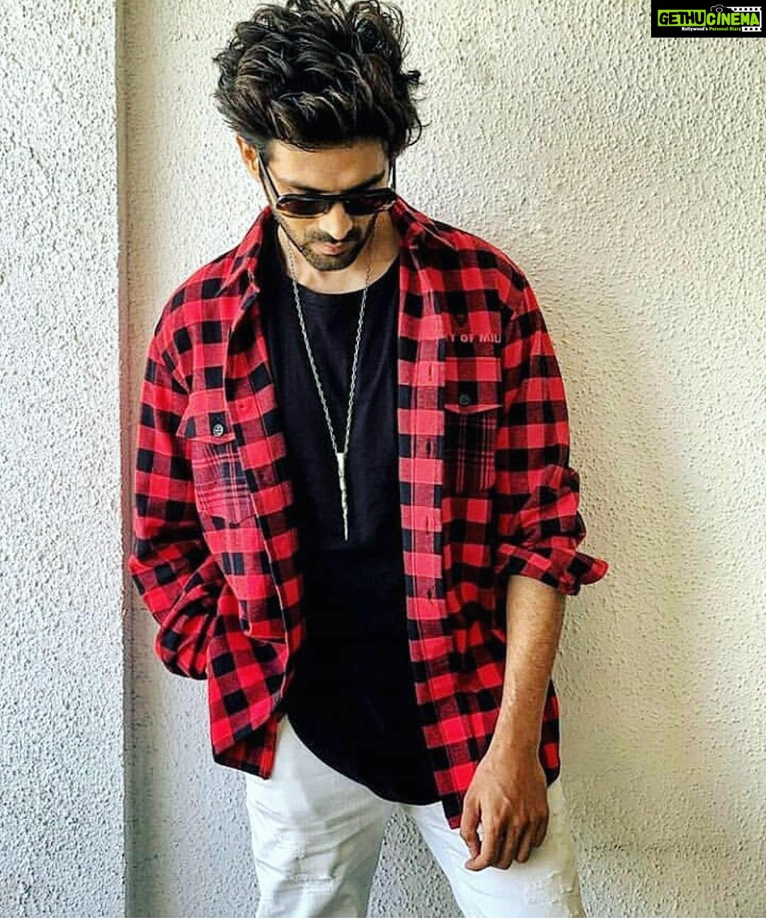 Kartik Aaryan Instagram - #Guddu Ka Swag 😎 #LukaChuppi Promotions 9 days to go !! Fan spotted @the.vainglorious 😂 #PoseLikeKartikAaryan 😉