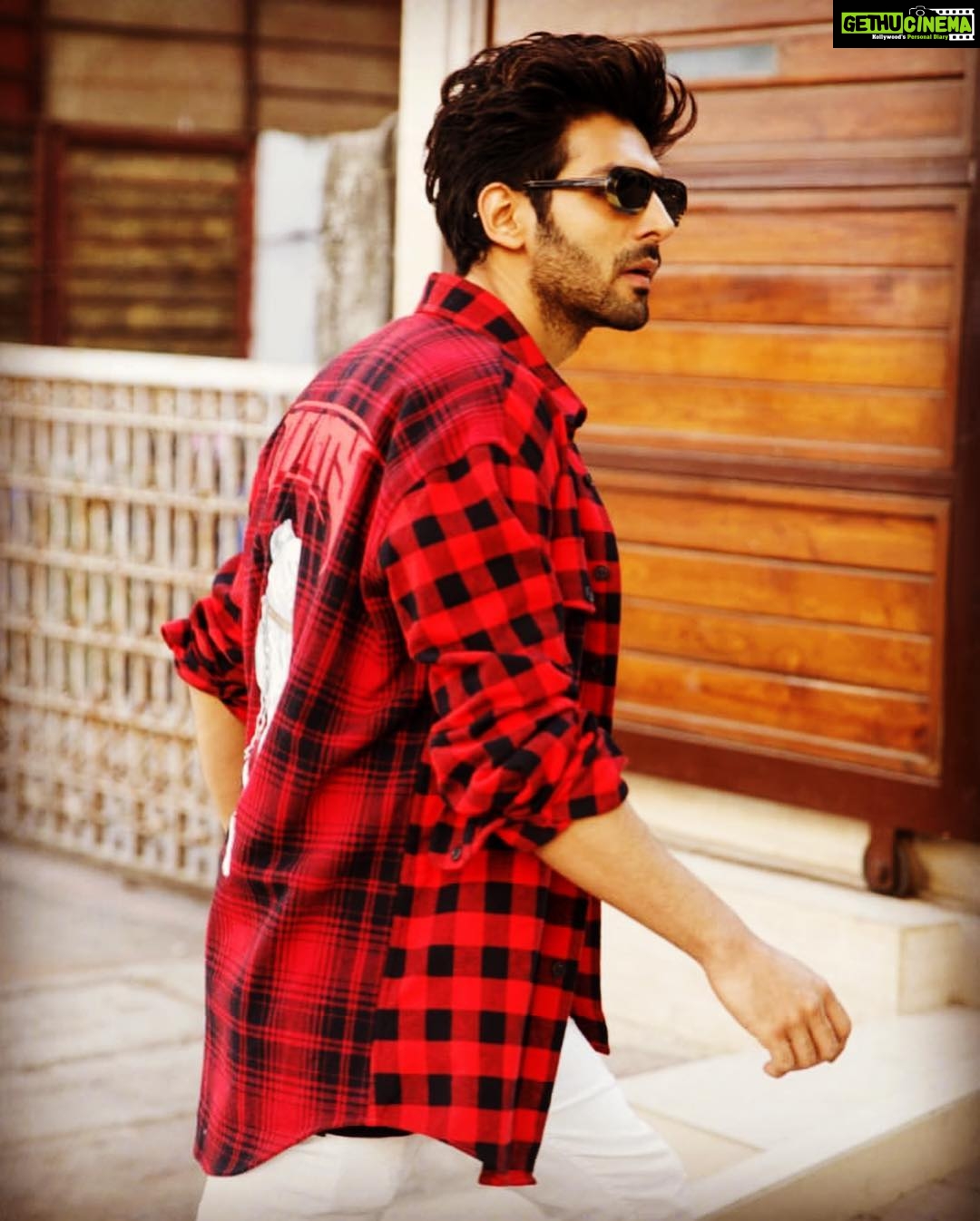Kartik Aaryan Instagram - #Guddu Ka Swag 😎 #LukaChuppi Promotions 9 days to go !! Fan spotted @the.vainglorious 😂 #PoseLikeKartikAaryan 😉