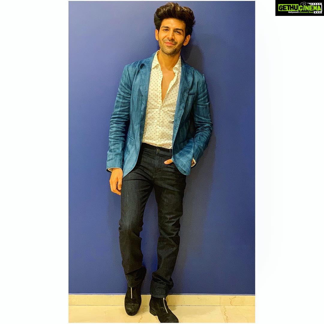 Kartik Aaryan Instagram - #FilmfareGlamourAndStyleAwards @filmfare 💙 Styled - @the.vainglorious