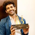 Kartik Aaryan Instagram - Thank u #TimesNetwork for The Extraordinaire - Entertainer of the Year Award !! ❤️ #SonuKeTituKiSweety #brandvision #NexBrands