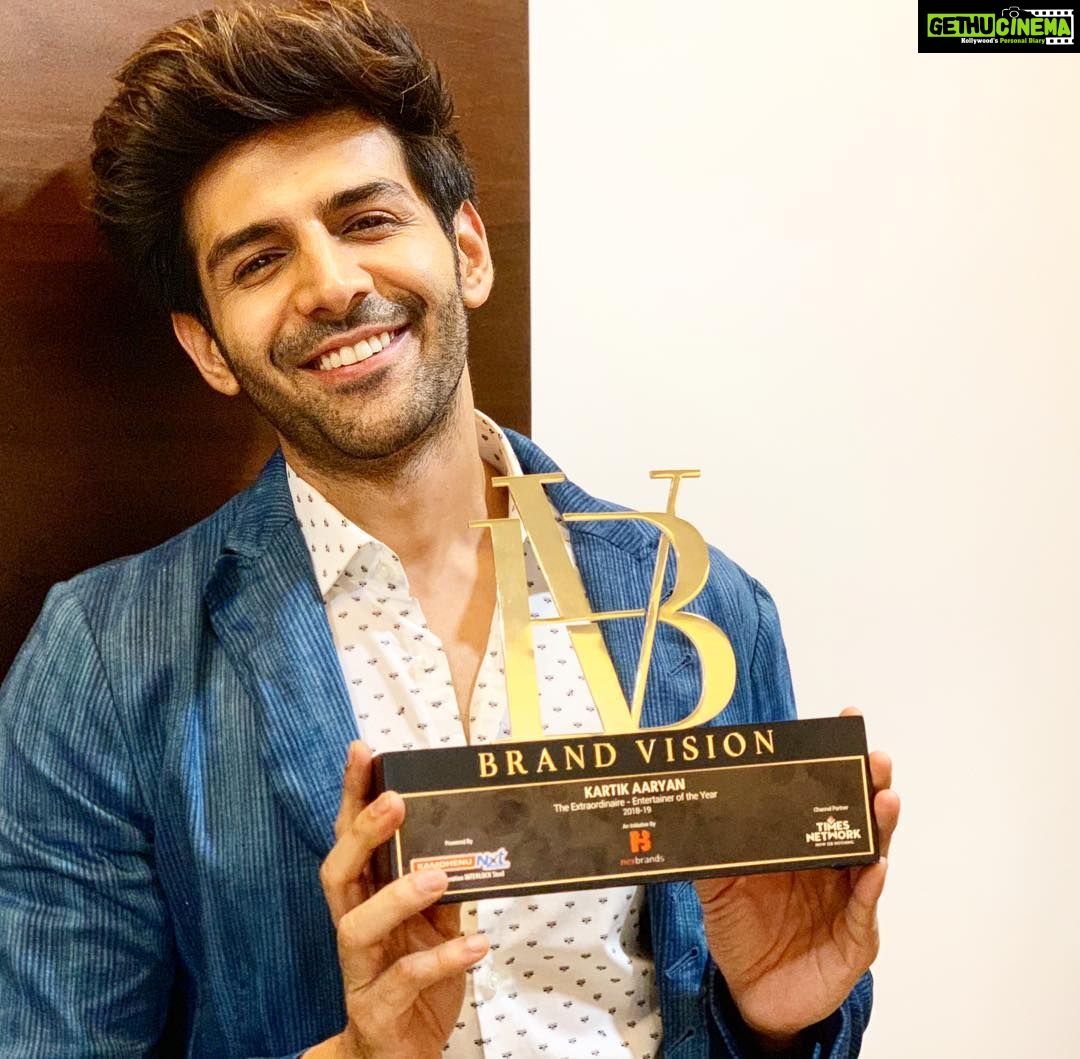 Kartik Aaryan Instagram - Thank u #TimesNetwork for The Extraordinaire - Entertainer of the Year Award !! ❤️ #SonuKeTituKiSweety #brandvision #NexBrands