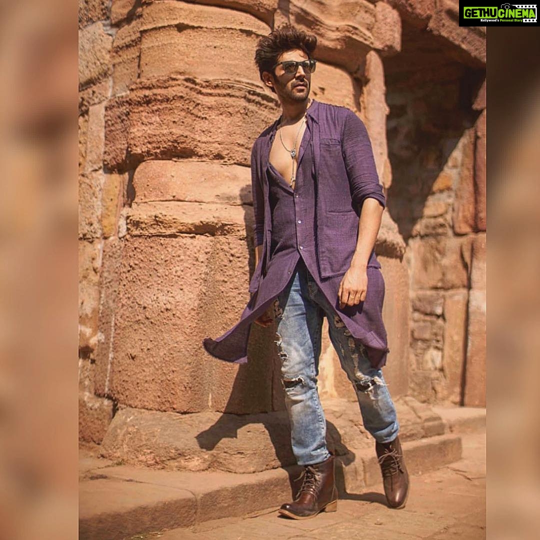 Kartik Aaryan Instagram - Aaaaaaeeeeinnn ðĪŠ #PosterLagwaDo Bts picss !!! ð ð·- @harjeetsphotography