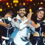 Kartik Aaryan Instagram - #DilChori saada ho gaya 😁❤️ Watch me perform tonight on Umang 2019 - 8pm onwards only on Zee Tv 📺 ❤️🕺 #Umang2019 #cineyug