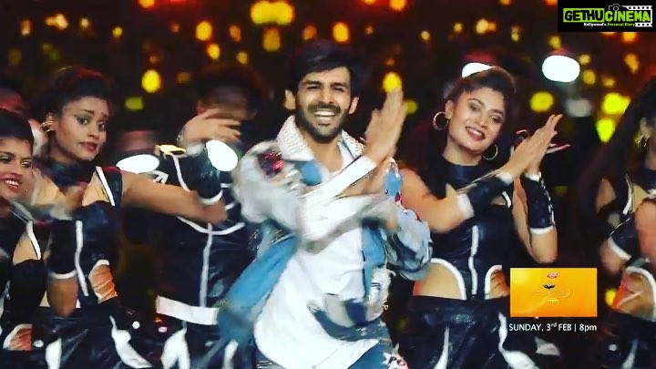 Kartik Aaryan Instagram - #DilChori saada ho gaya 😁❤️ Watch me perform tonight on Umang 2019 - 8pm onwards only on Zee Tv 📺 ❤️🕺 #Umang2019 #cineyug