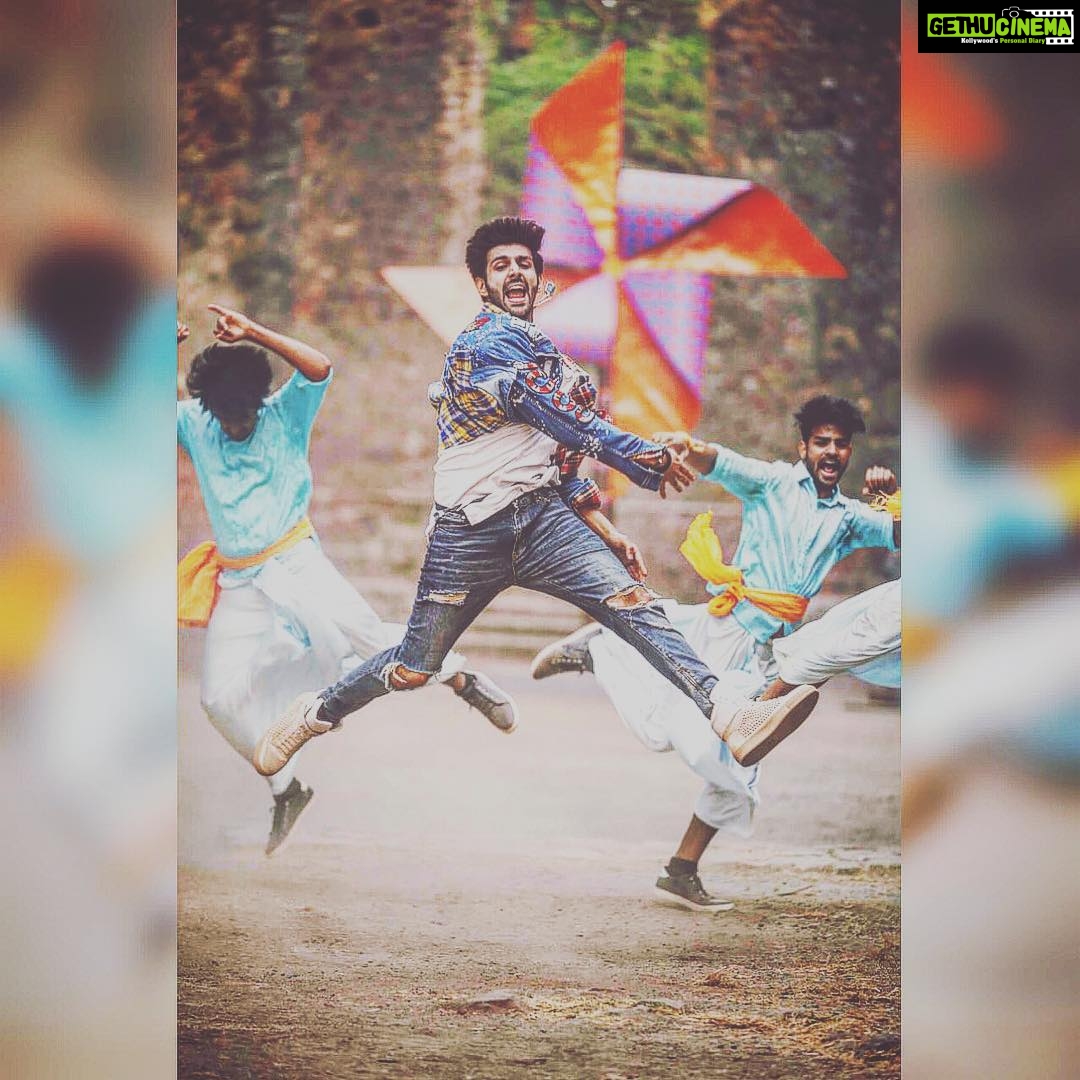 Kartik Aaryan Instagram - #PosterLagwaDo 🤟🏻 #LukaChuppi 📷- @harjeetsphotography