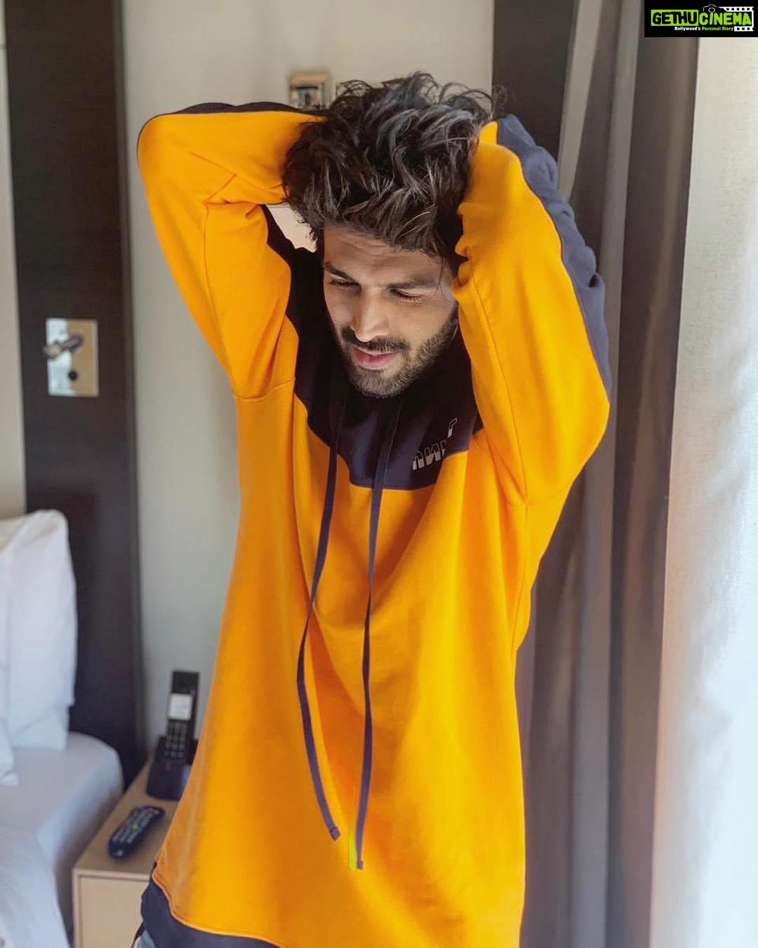 Kartik Aaryan Instagram - Promotions 🤪 #LukaChuppi ❤️ Styled - @the.vainglorious #PoseLikeKartikAaryan 😂 #Lclook5