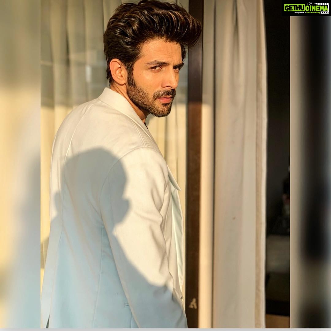 Kartik Aaryan Instagram - Hi there 👋🏻 Wearing @manishmalhotra05 💚 Hmu @waheedahmedshaikh @bashirsayyed.hair