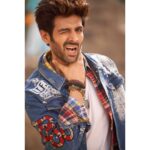 Kartik Aaryan Instagram - Are you also doing Aaaaaaeeeeeiin 🤪 #PosterLagwaDo 📣 #LukaChuppi 📸 @harjeetsphotography