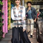 Kartik Aaryan Instagram – @kritisanon Ready to pose 
#Shhhhhhh 🤫
#LukaChuppi 
#Repost
Thanks @manav.manglani 😘 ・・・
Why are you sushhhingg @kartikaaryan 
What’s cooking? @kritisanon 😜

#Kritisanon #kartikaaryan  snapped playing #lukachuppi today during their movie promotions.

#moments #cuties #love #fun #bollywood #paparazzi  #manavmanglani  @manav.manglani