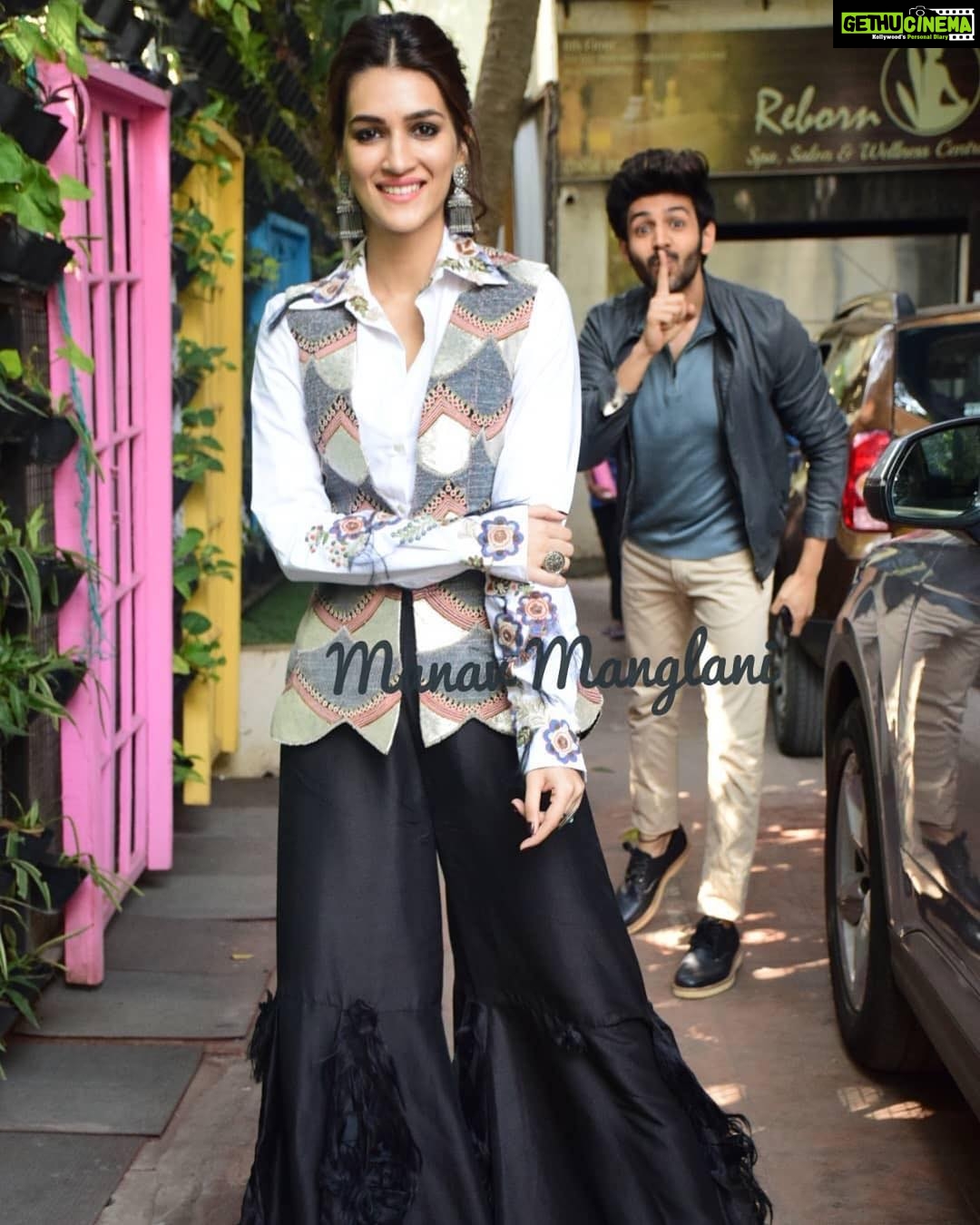 Kartik Aaryan Instagram - @kritisanon Ready to pose #Shhhhhhh π€« #LukaChuppi #Repost Thanks @manav.manglani π γ»γ»γ» Why are you sushhhingg @kartikaaryan What's cooking? @kritisanon π #Kritisanon #kartikaaryan snapped playing #lukachuppi today during their movie promotions. #moments #cuties #love #fun #bollywood #paparazzi #manavmanglani @manav.manglani