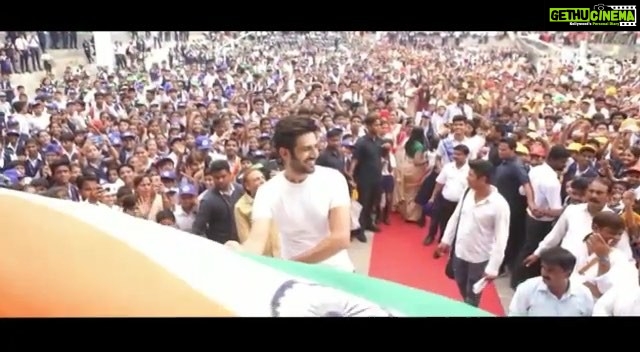 Kartik Aaryan Instagram - Happy 70th Republic Day to all of us 🤗 #VandeMatram ❤️