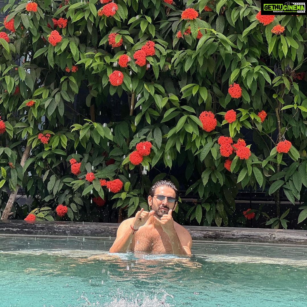 Kartik Aaryan Instagram - Pool Bhulaiyaa 🤙🏻 . . #HolidayMood