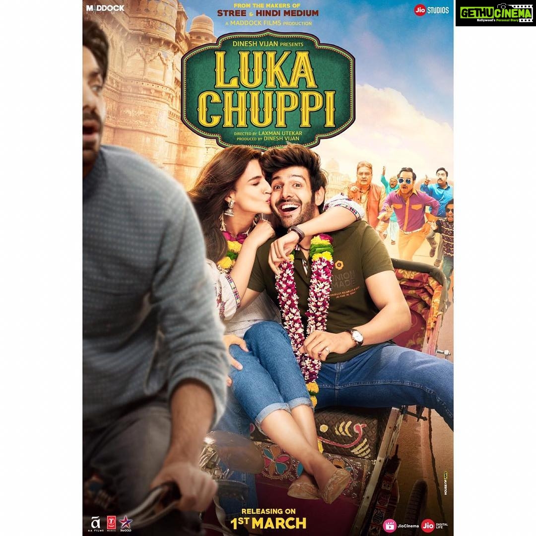 Kartik Aaryan Instagram - Wherever this jodi goes, Family follows π 2 hours to go for the #LukaChuppiTrailer π€«β€οΈ @kritisanon #DineshVijan @laxman.utekar @MaddockFilms #PankajTripathi @aparshakti_khurana #VinayPathak @officialjiocinema
