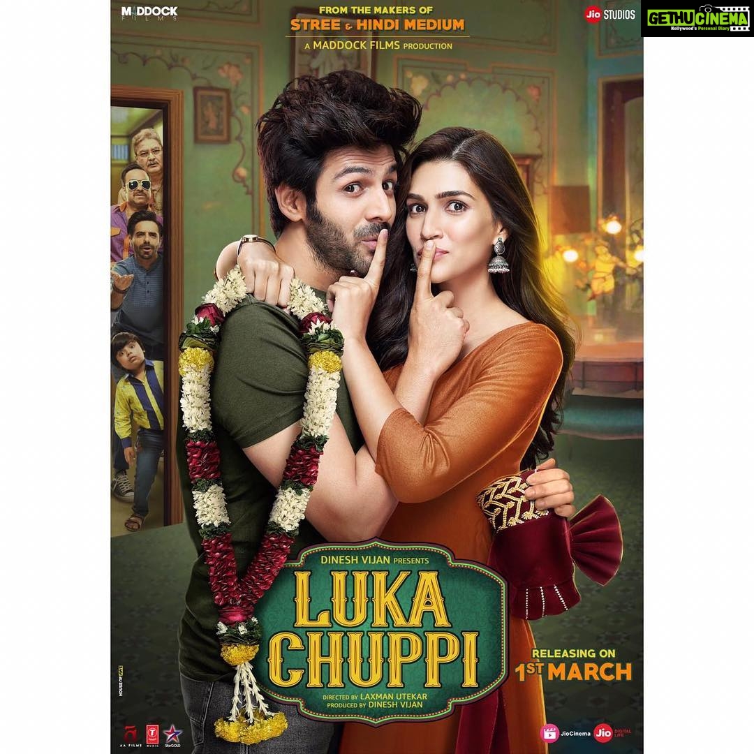 Kartik Aaryan Instagram - Pakde jayenge ya denge sabko chakma? Presenting the first poster of #LukaChuppi ❤️🤫 Trailer Out Tomorrow 👀 @kritisanon #DineshVijan @MaddockFilms @PVijan @sharadakarki @laxman.utekar #PankajTripathi @aparshakti_khurana #VinayPathak @tseries.official @officialjiocinema