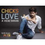 Kartik Aaryan Instagram - Chicks Love a Vegetarian ❤️ 😉 Happy to be d New Face of #Peta @petaindia 😀 📸 - @errikosandreouphoto Hmu - @waheedahmedshaikh @bashirsayyed.hair #ChicksLoveAVegetarian