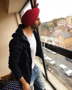 Kartik Aaryan Instagram - Do me a favour lets play #Lohri 🎶 ❤️ Lohri ki lakh lakh vadhaiya #HappyLohri everyone 🙏🏻🙏🏻