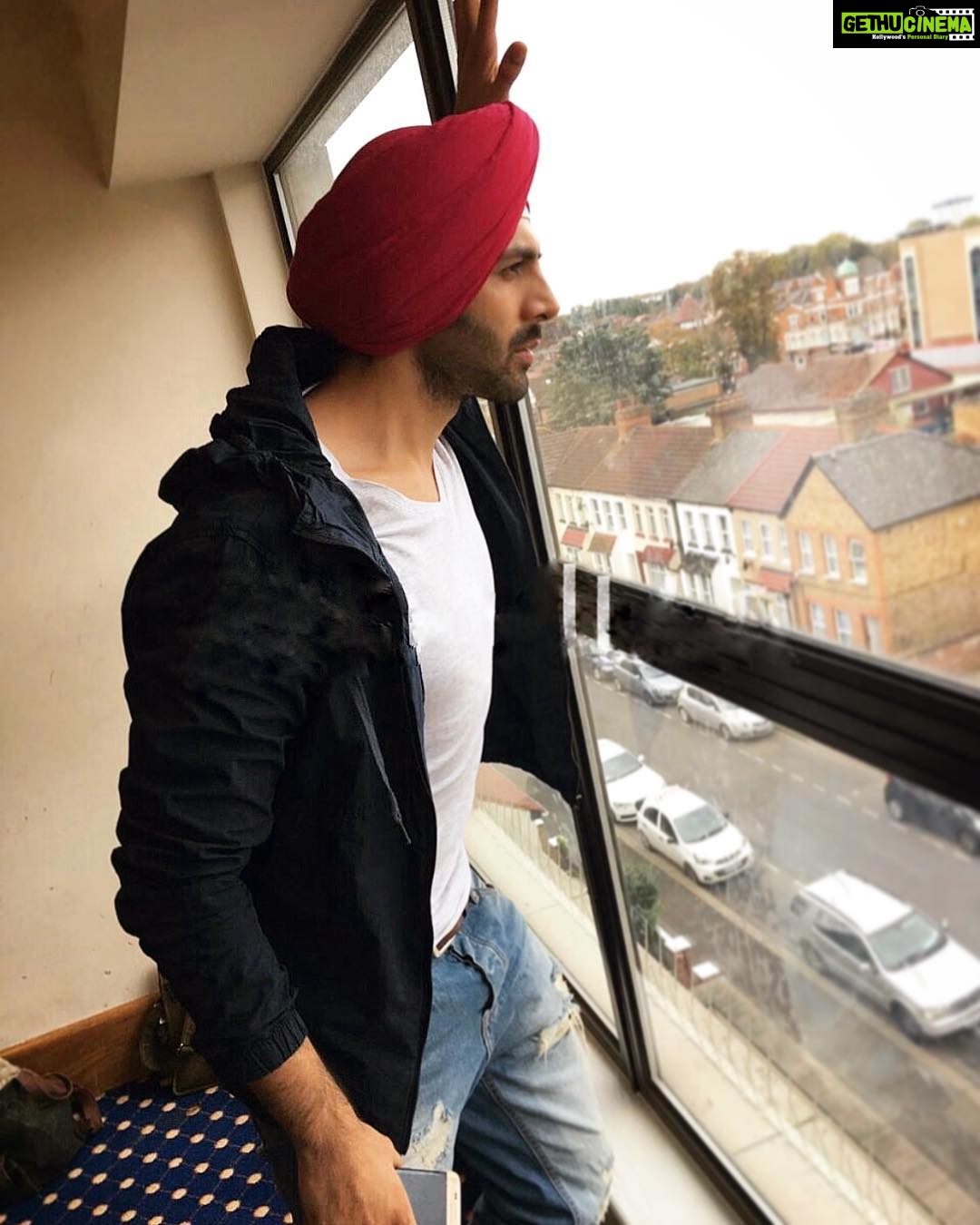 Kartik Aaryan Instagram - Do me a favour lets play #Lohri 🎶 ❤️ Lohri ki lakh lakh vadhaiya #HappyLohri everyone 🙏🏻🙏🏻