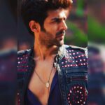 Kartik Aaryan Instagram - Aaaaaaeeeeinnn 🤪 #PosterLagwaDo Bts picss !!! 😁 📷- @harjeetsphotography