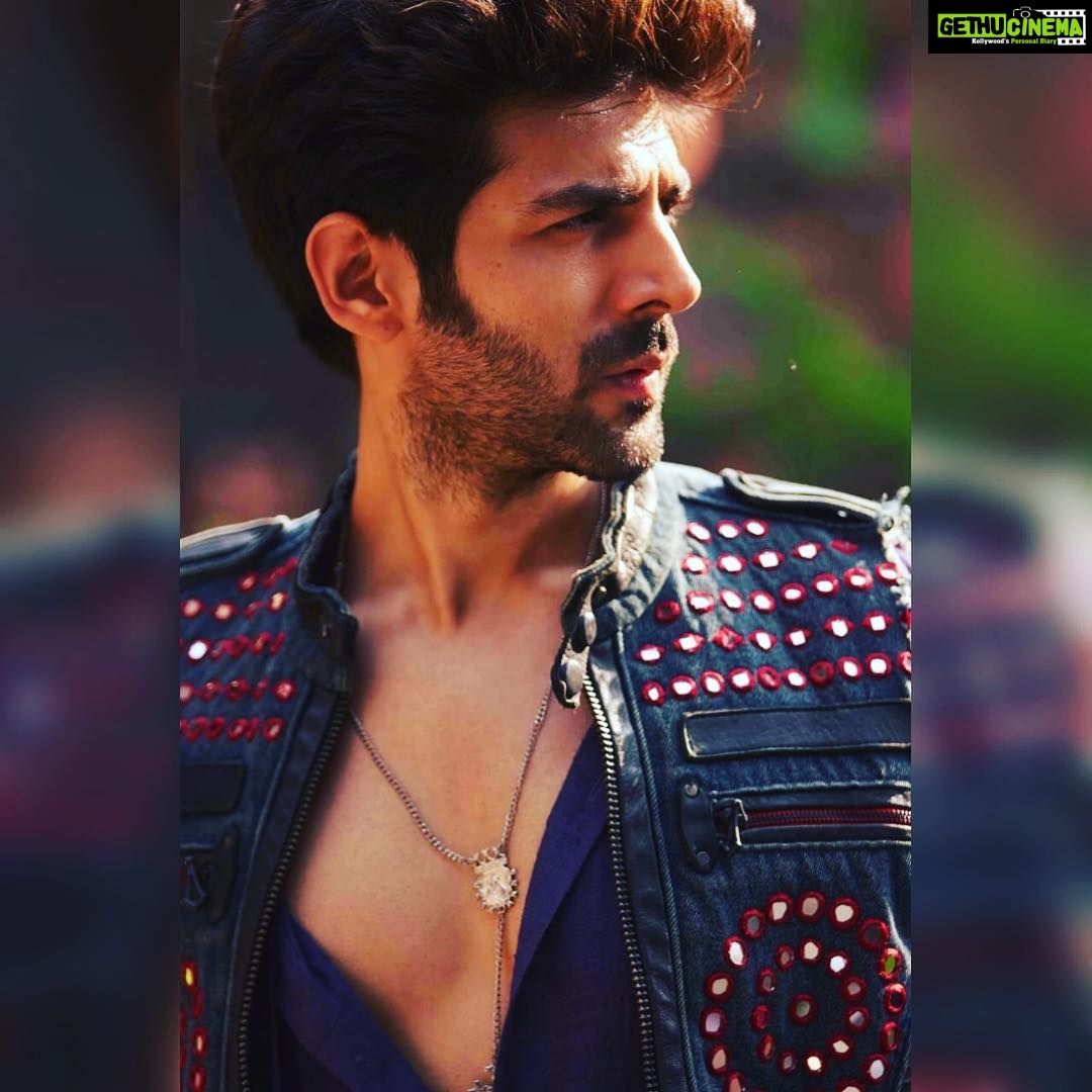Kartik Aaryan Instagram - Aaaaaaeeeeinnn ðĪŠ #PosterLagwaDo Bts picss !!! ð ð·- @harjeetsphotography